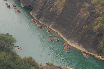 梦见地上的泉眼涌泉水